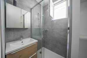 Shower, hair dryer, towels, toilet paper - Vrbo Property (Montpellier)