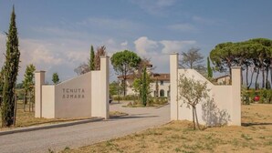 Property grounds - Tenuta Asmara Luxury Resort: Suite with Pool View (Toscana)