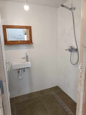 Shower, hair dryer, towels - Elena Arginonta Beach House: 1st-floor apartment with ocean view (Arginonta)