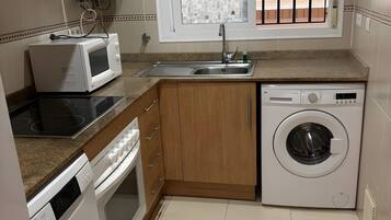 Een koelkast, een magnetron, een oven, een kookplaat