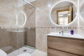 Een douche, handdoeken