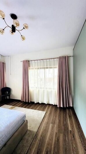 3 habitaciones, tabla de planchar con plancha, wifi y ropa de cama