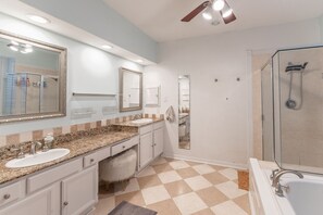 Bathroom - Hidden Hideaway 3-bedroom house with AC and private forrest view in Arlington (Arlington)