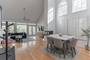 Dining - Hidden Hideaway 3-bedroom house with AC and private forrest view in Arlington (Arlington)