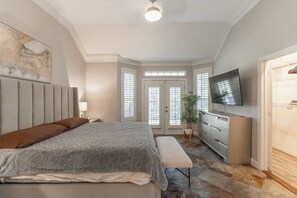 Room - Hidden Hideaway 3-bedroom house with AC and private forrest view in Arlington (Arlington)