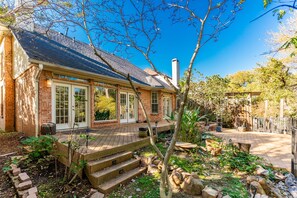 Exterior - Hidden Hideaway 3-bedroom house with AC and private forrest view in Arlington (Arlington)