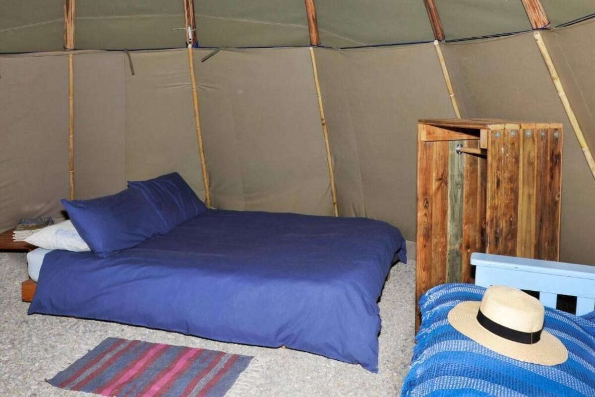 Tienda de campaña familiar, varias camas, baño privado, vista al jardín | Wifi gratis
