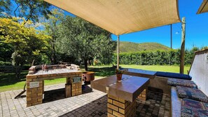 Casa familiar, balcón, vista al jardín | Restaurante al aire libre