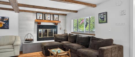 Smart TV, chimenea y libros