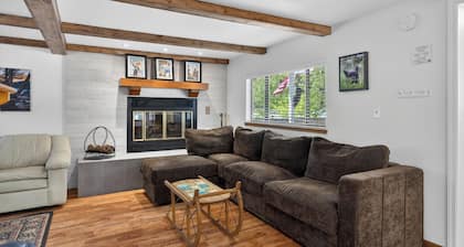 Trout Creek Knox Retreat - Pet Friendly, Fenced Yard, Ideal for 2 Couples