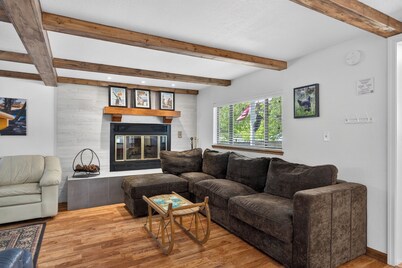 Trout Creek Knox Retreat - Pet Friendly, Fenced Yard, Ideal for 2 Couples