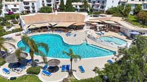 A resort with a large central pool, multiple smaller pools, and sun loungers. - S o Rafael Apartment by Minhos Guest (Albufeira)