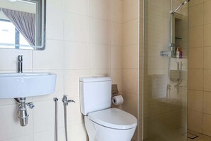 Ein Badezimmer mit Waschbecken, Toilette und einer Duschkabine.