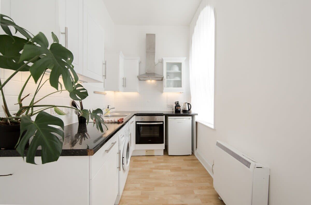 Coffee/tea maker, fridge, microwave, oven