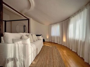 A bedroom with a bed, a rug, and curtains. - Grand 2BR Penthouse with 100" Cinema, Hyde Park (London)