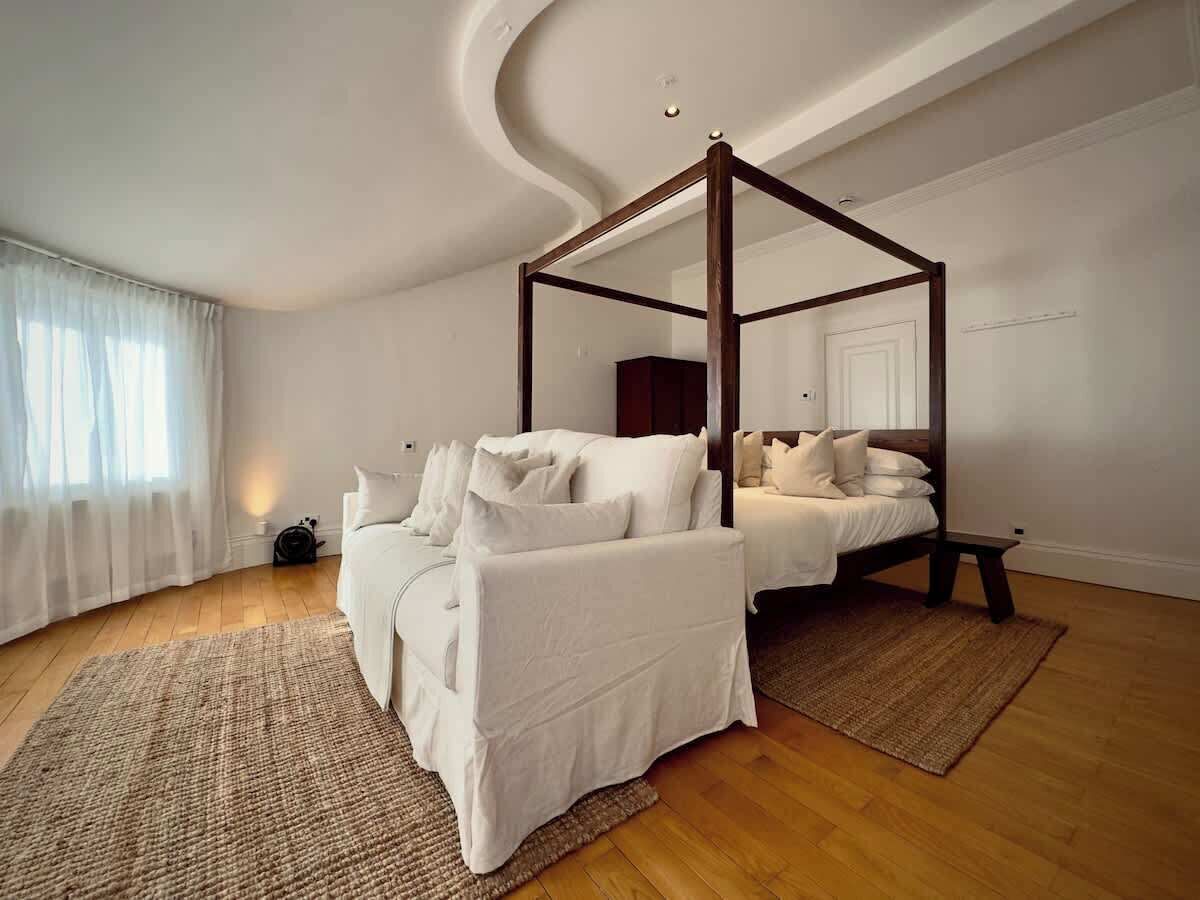 Desk, iron/ironing board, travel cot, WiFi