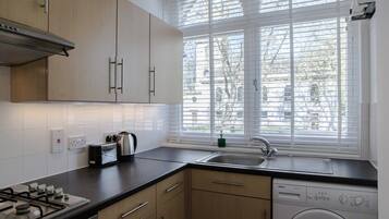 Fridge, oven, stovetop, coffee/tea maker