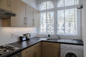 Fridge, oven, stovetop, coffee/tea maker - St. Lukes View, Old Street, by the Design Traveller (Greater London)