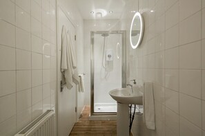 Shower, hair dryer, towels, shampoo - St. Lukes View, Old Street, by the Design Traveller (Greater London)