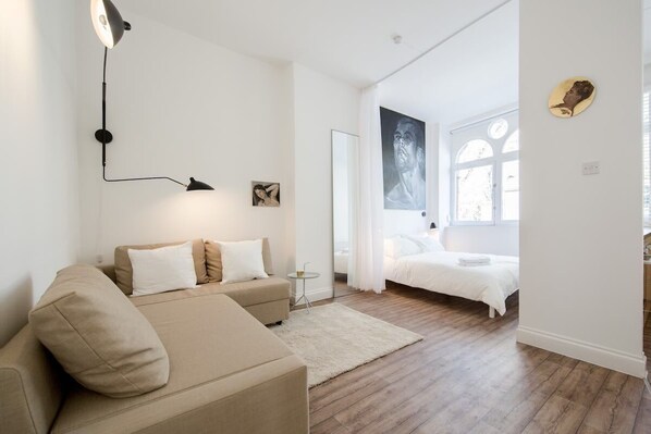 Desk, iron/ironing board, travel cot, WiFi - St. Lukes View, Old Street, by the Design Traveller (Greater London)