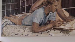 Ein Gemälde, das einen Mann zeigt, der im Bett ein Buch liest, mit einem Tisch darunter, auf dem eine Schüssel, Gläser und Besteck stehen.