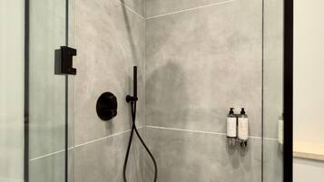 Douche, sĂšche-cheveux, serviettes fournies, shampoing