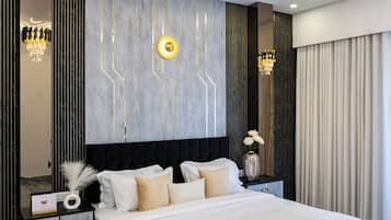 Un dormitorio moderno con una cama grande, una araña y un suelo con diseño de mármol.