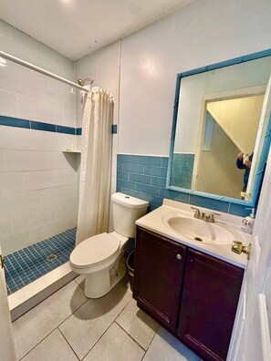 Regadera, toallas, jabón, papel de baño 