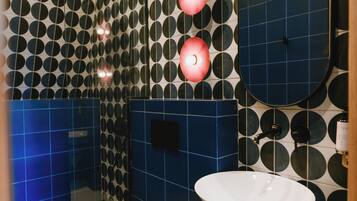 Dusche, Haartrockner, Hausschuhe, Handtücher