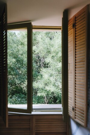 An open window with a view of dense green foliage. - Meidan Heritage Suites  (Tbilisi)