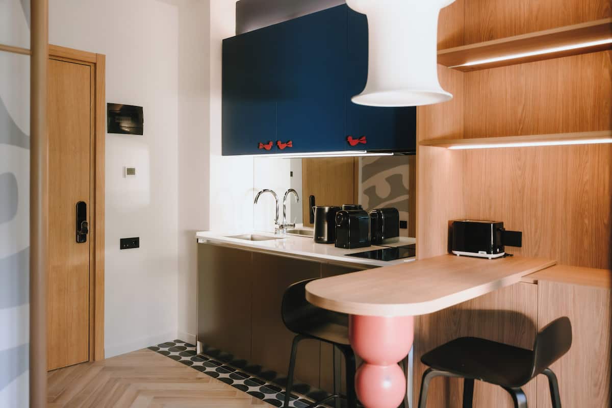 Estudio | Cocina privada | Cafetera o tetera, frigorífico pequeño y placa de cocina