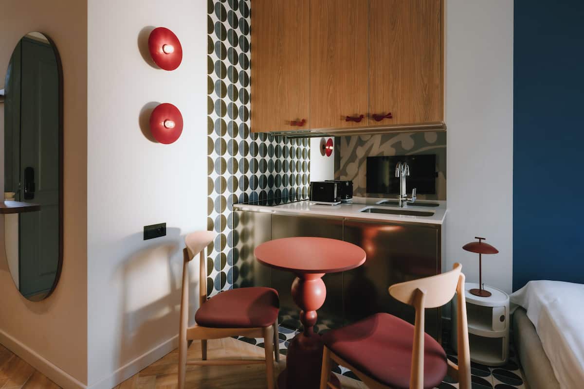 Estudio económico | Cocina privada | Cafetera o tetera, frigorífico pequeño y placa de cocina