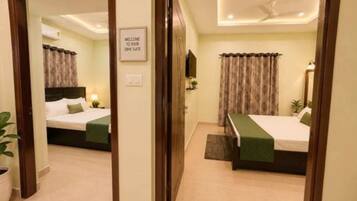 Deluxe Apartment | Blackout drapes, rollaway beds, free WiFi, bed sheets