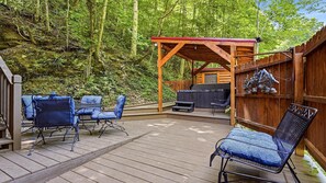 Outdoor dining - Rocking N Creekside Getaway | Gatlinburg Creekside Cabin w/ Hot Tub & Arcade (Gatlinburg)