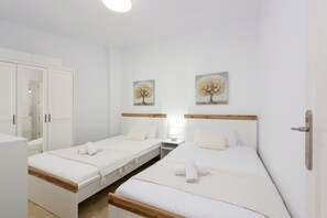 3 bedrooms, iron/ironing board, WiFi, bed sheets - Modern, fully furnished apartment with ocean views (AN)