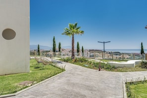 Property grounds - Modern, fully furnished apartment with ocean views (AN)