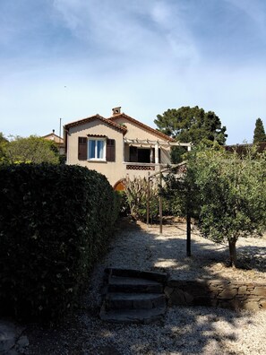 A house with a garden, a stone staircase, and a clear sky. - Family home on the port of Le Niel (Hyères)