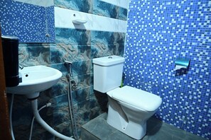 Deluxe tweepersoonskamer | Badkamer | Een douche, gratis toiletartikelen, zeep, shampoo