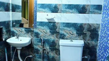 Deluxe Room Ground Floor | Bathroom | Shower, free toiletries, towels, soap