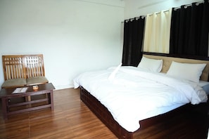 Deluxe Room Ground Floor | Desk, free WiFi, bed sheets - Blue Sky Homestay (Nainital)