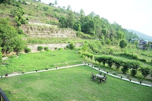 Outdoor dining - Blue Sky Homestay (Nainital)