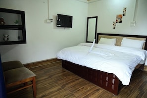 Deluxe Room Ground Floor | Desk, free WiFi, bed sheets - Blue Sky Homestay (Nainital)