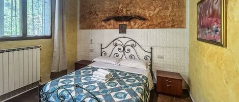 Desk, WiFi, bed sheets