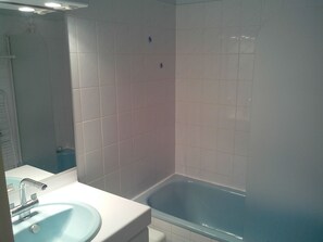 Bathroom - Vrbo Property (Rochefort)