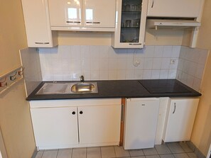 Private kitchen - Vrbo Property (Rochefort)