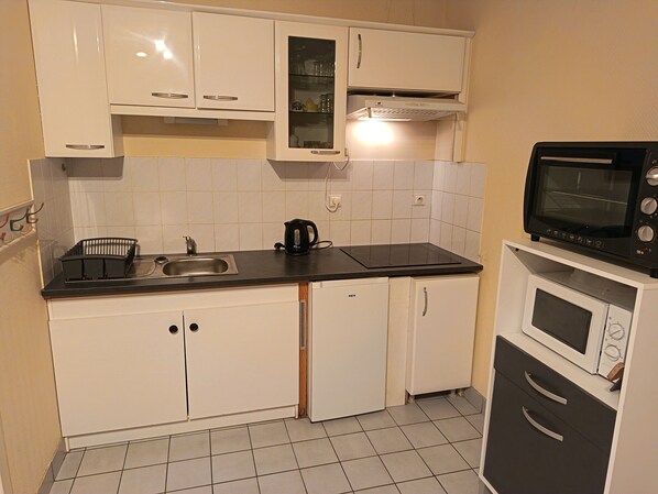 Private kitchen - Vrbo Property (Rochefort)