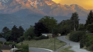 A winding road with a mountain range in the background. - Furnished apartment, 76 m², 30 m² terrace, view of Belledonne (Saint-Vincent-de-Mercuze)
