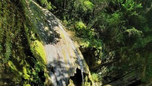 A natural rock formation with a cave entrance and a clear water body. - Furnished apartment, 76 m², 30 m² terrace, view of Belledonne (Saint-Vincent-de-Mercuze)