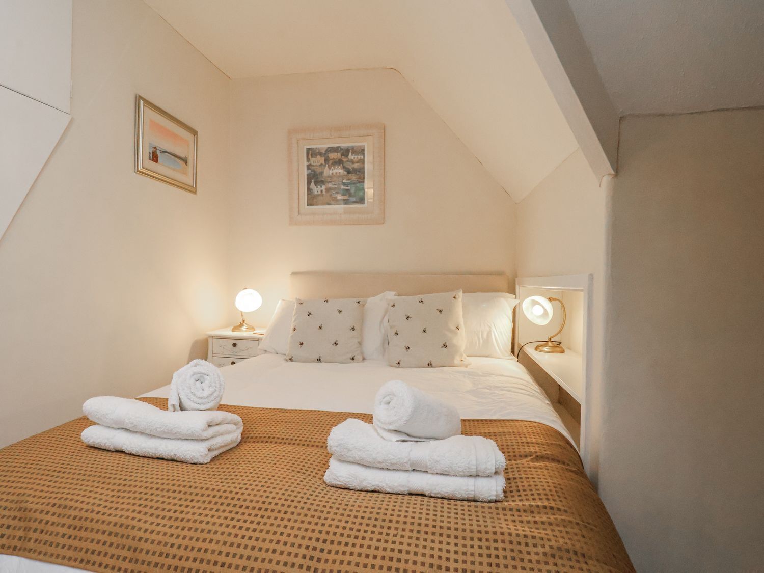 5 bedrooms, WiFi (free), individually decorated, individually furnished