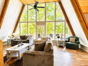 Una Smart TV, una chimenea, libros